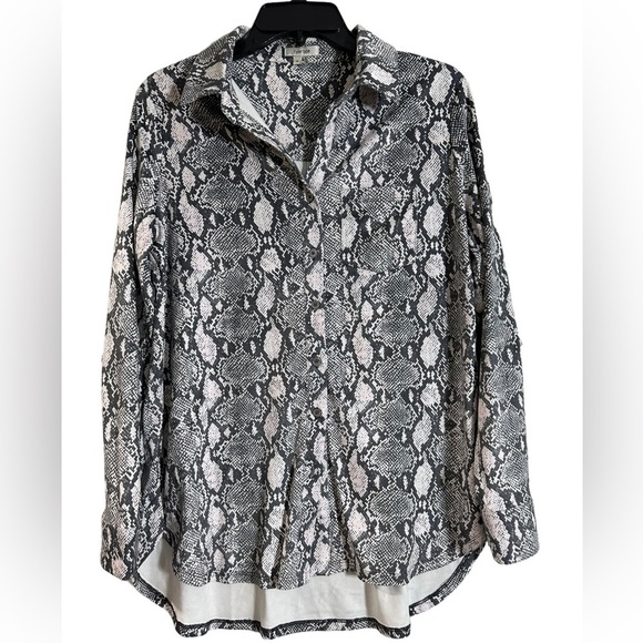 Tyler Boe Grey Blush Python Reptile Print Sueded-Feel Shirt Blouse Relaxed Fit - Picture 1 of 9